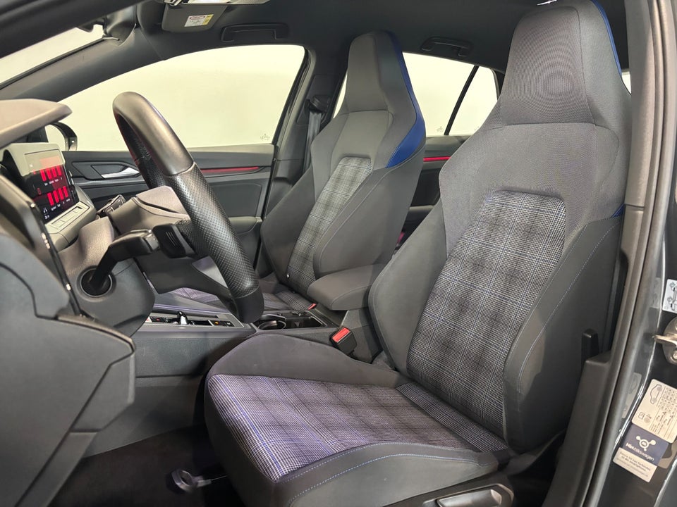 VW Golf VIII 1,4 GTE DSG 5d