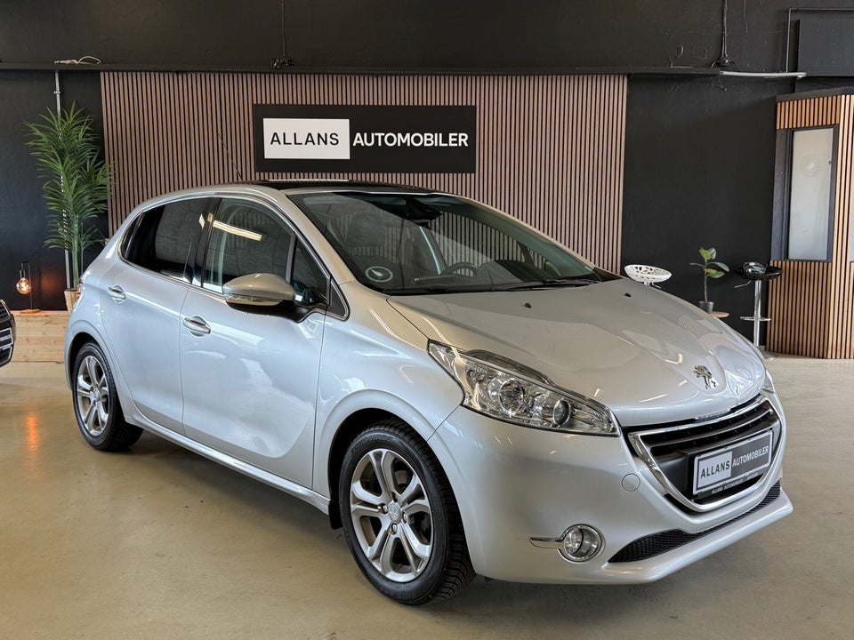 Peugeot 208 1,2 VTi Allure Sky 5d