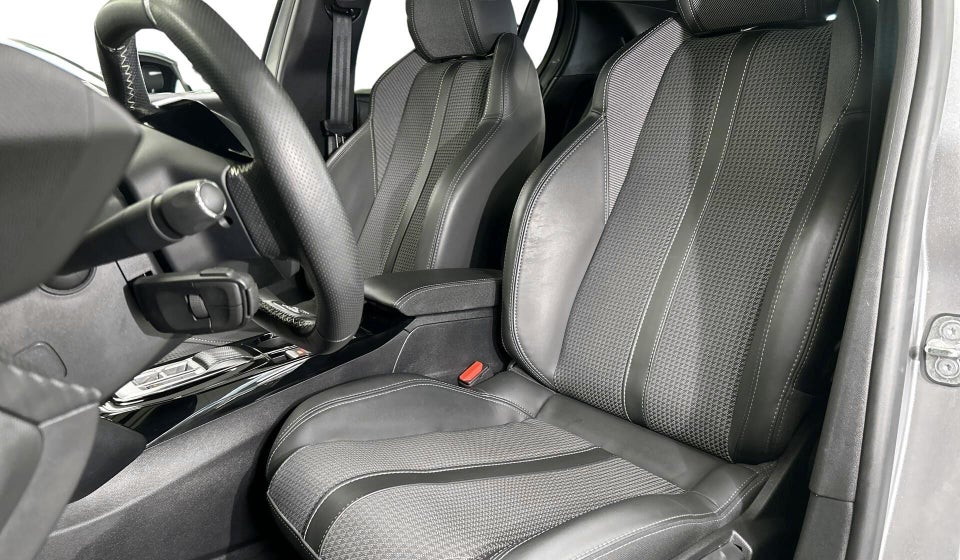 Peugeot e-208 50 GT 5d