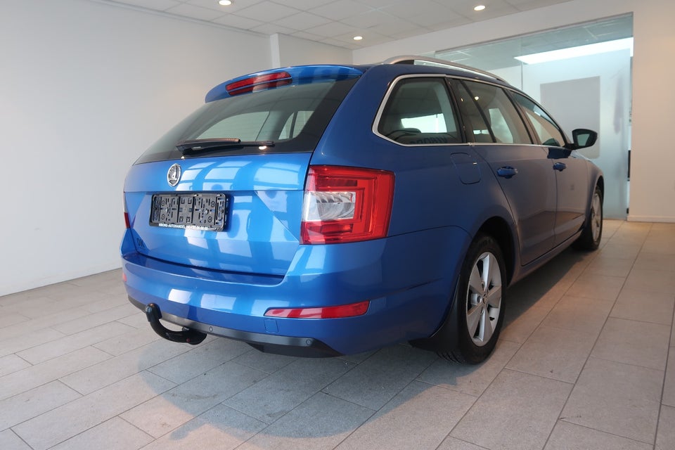 Skoda Octavia 1,6 TDi 105 Elegance Combi DSG 5d