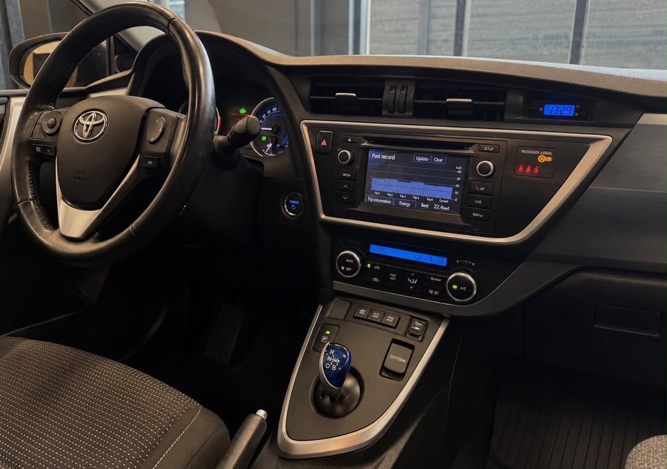 Toyota Auris 1,8 Hybrid H2+ CVT 5d