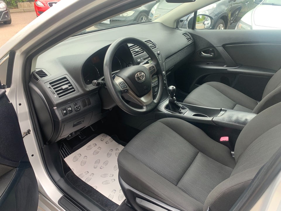 Toyota Avensis 1,6 VVT-i T1 stc. 5d