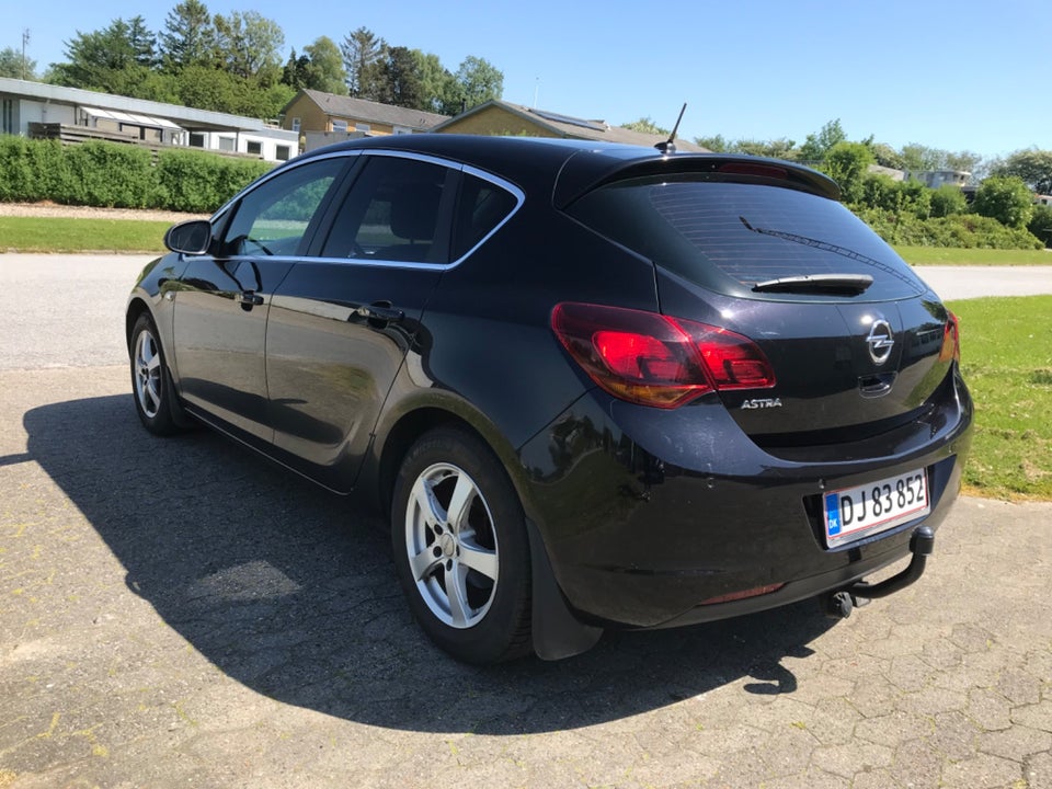 Opel Astra 1,6 Sport aut. 5d