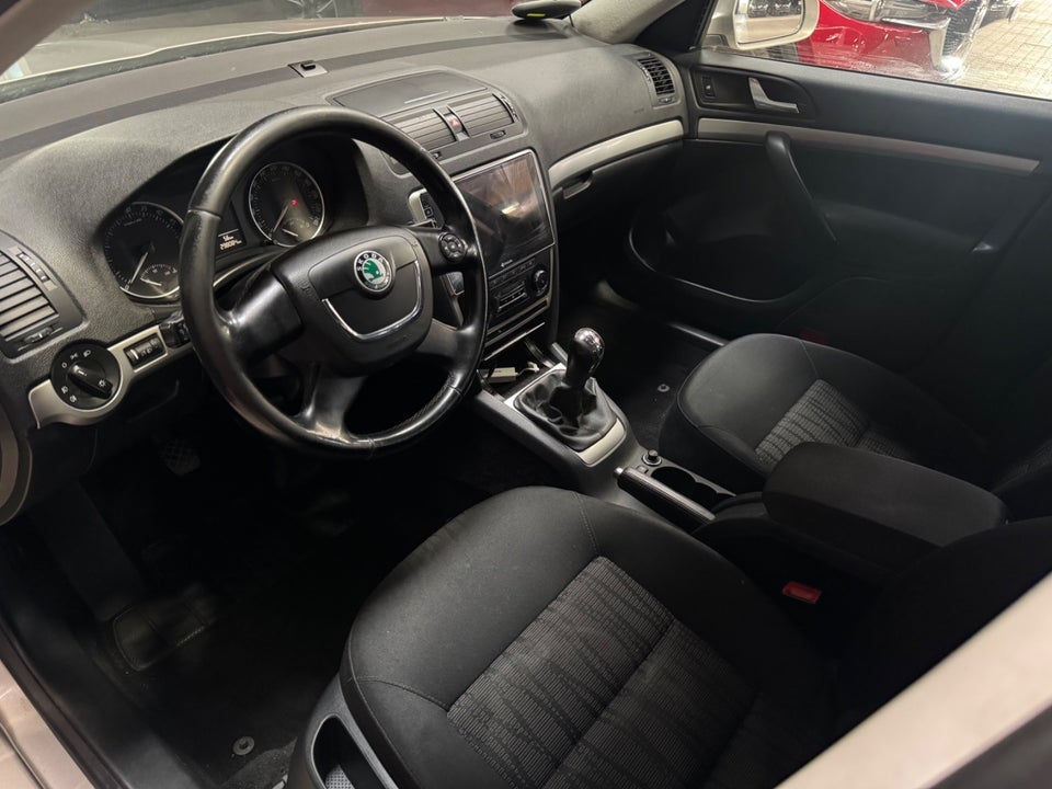 Skoda Octavia 1,6 TDi 105 Elegance Combi 5d