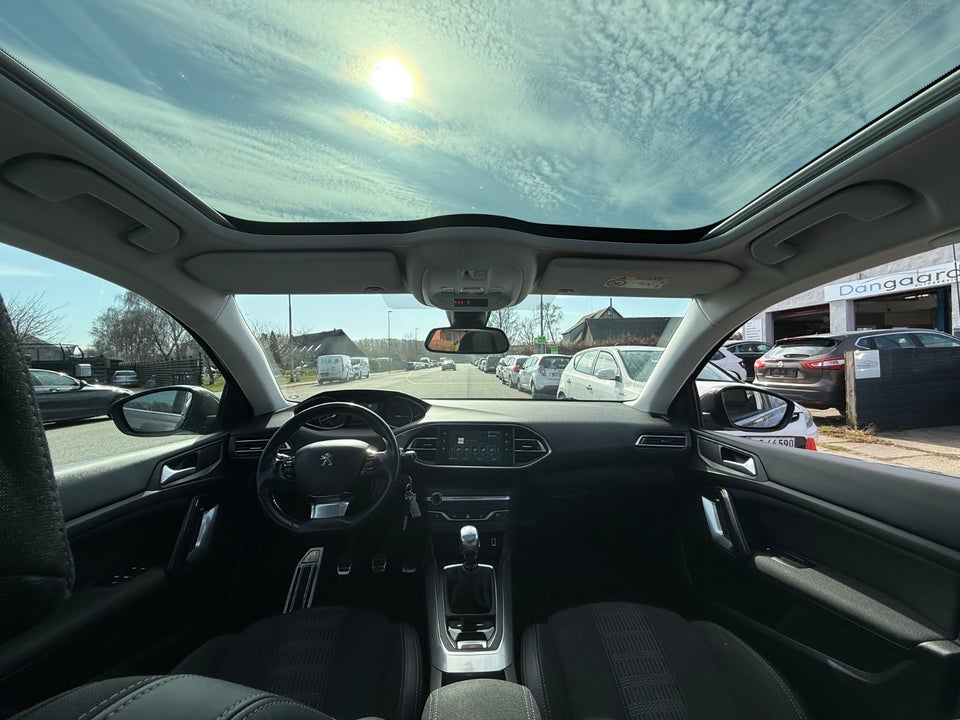 Peugeot 308 1,2 e-THP 130 Allure Sky 5d