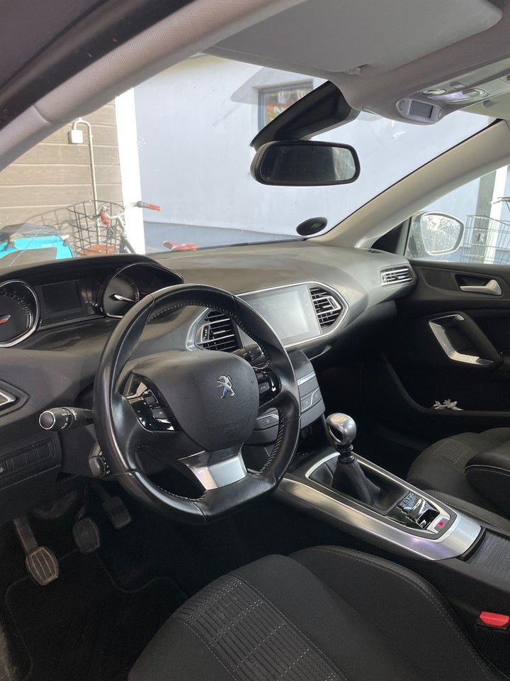 Peugeot 308 1,2 e-THP 130 Allure+ SW 5d