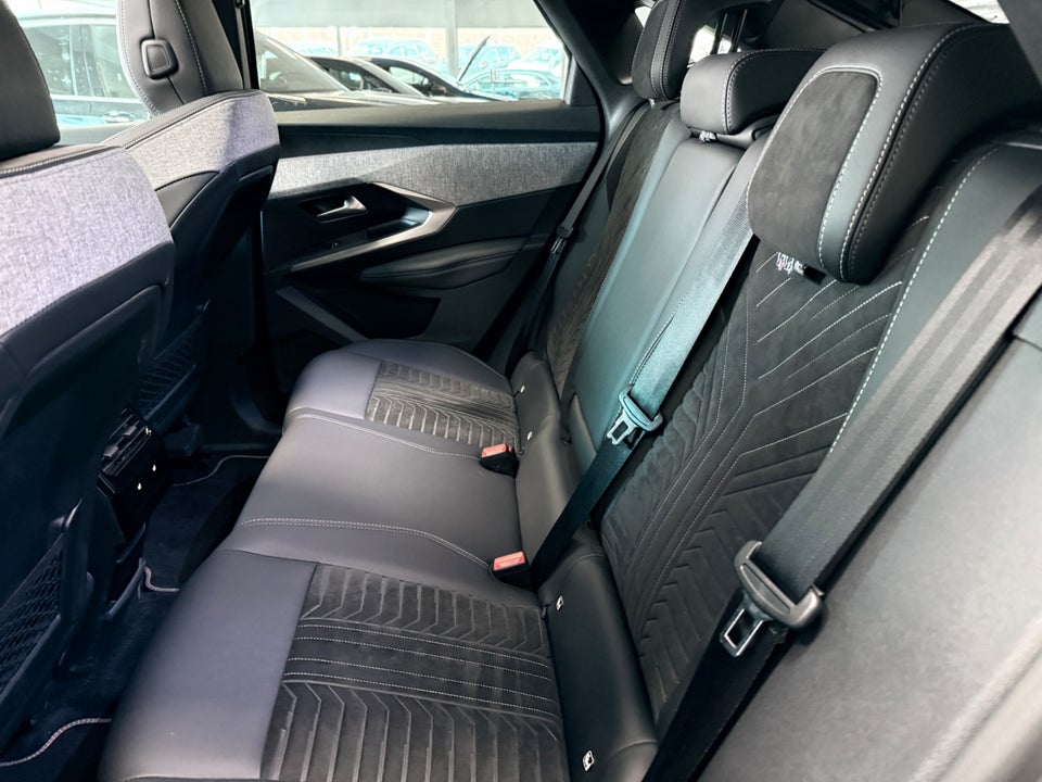 Peugeot e-3008 77 GT Pack 5d