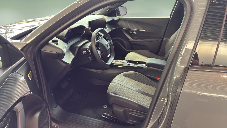 Peugeot 2008 1,2 PureTech 130 First Selection EAT8 5d