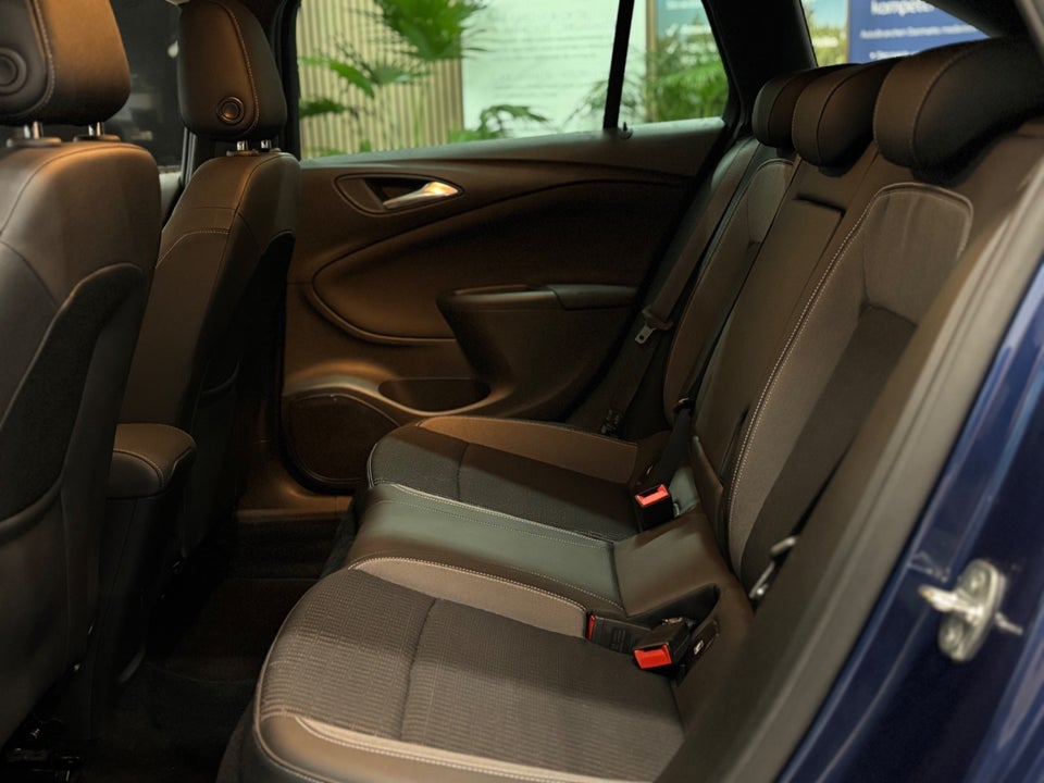 Opel Astra 1,2 T 110 Elegance Sports Tourer 5d