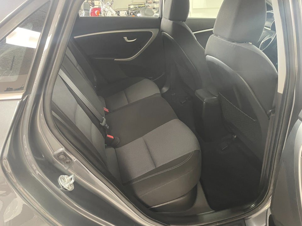 Hyundai i30 1,6 GDi Premium 5d