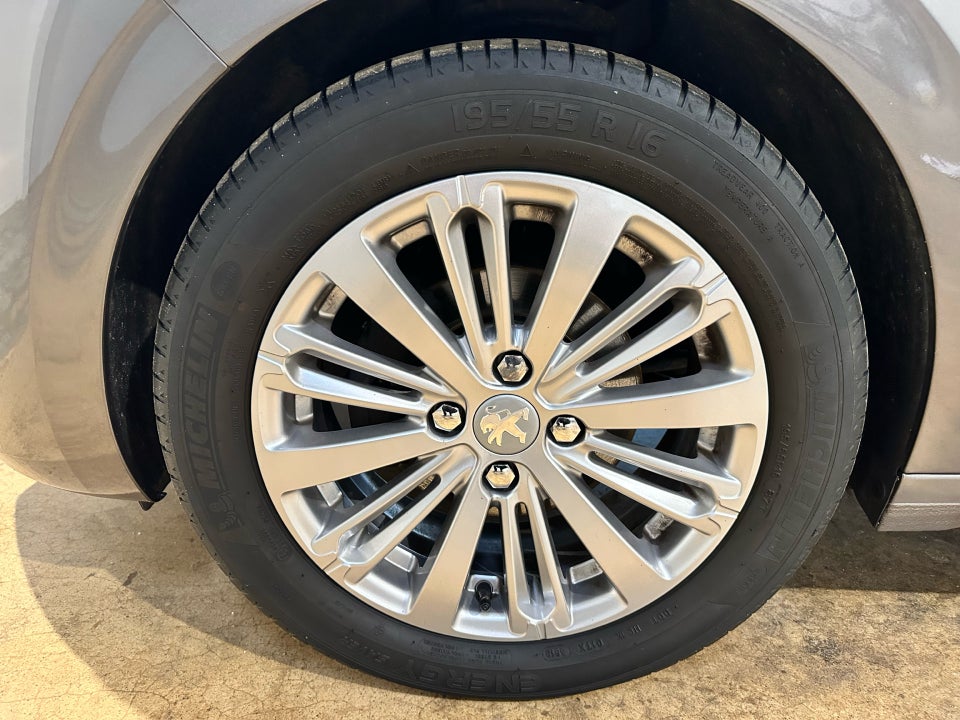 Peugeot 208 1,2 PureTech 82 Allure+ 5d