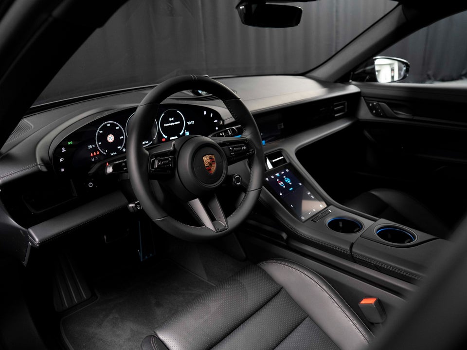 Porsche Taycan Performance+ Black Edition 4d