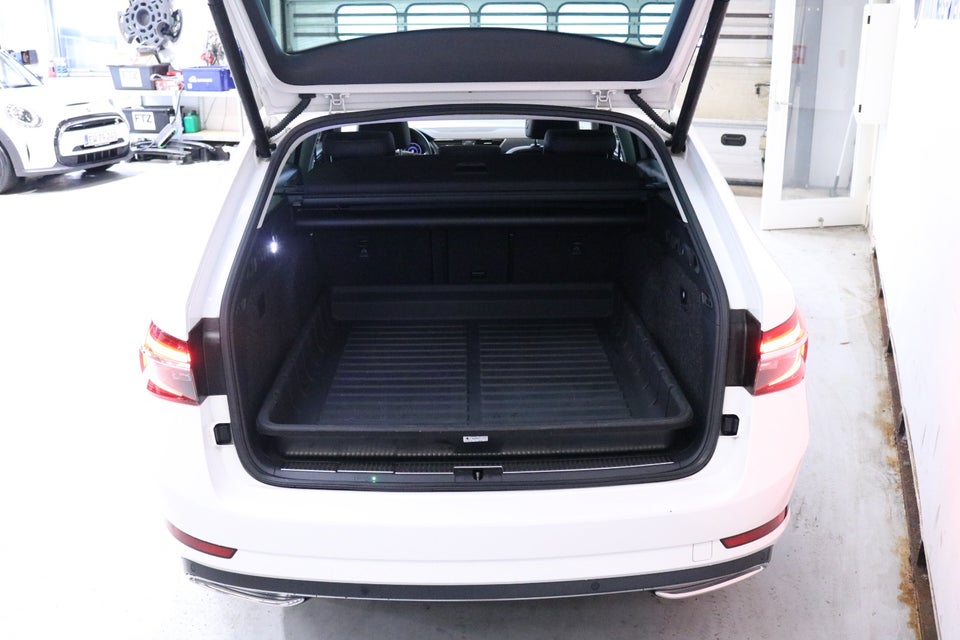 Skoda Superb 1,4 TSi iV Laurin & Klement Combi DSG 5d