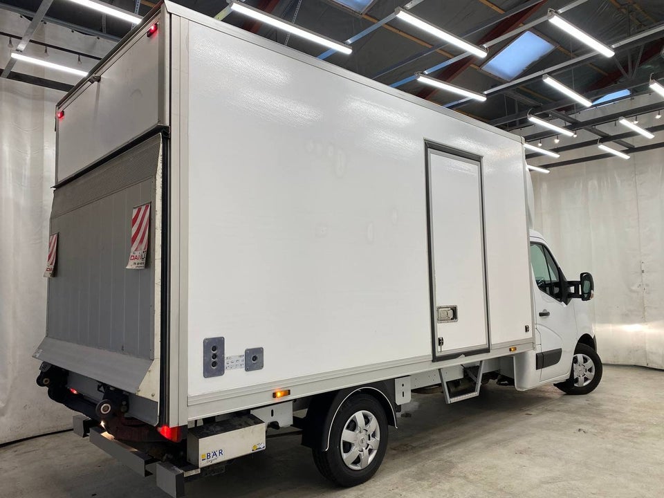 Nissan NV400 2,3 dCi 150 Box m/lift aut. 2d