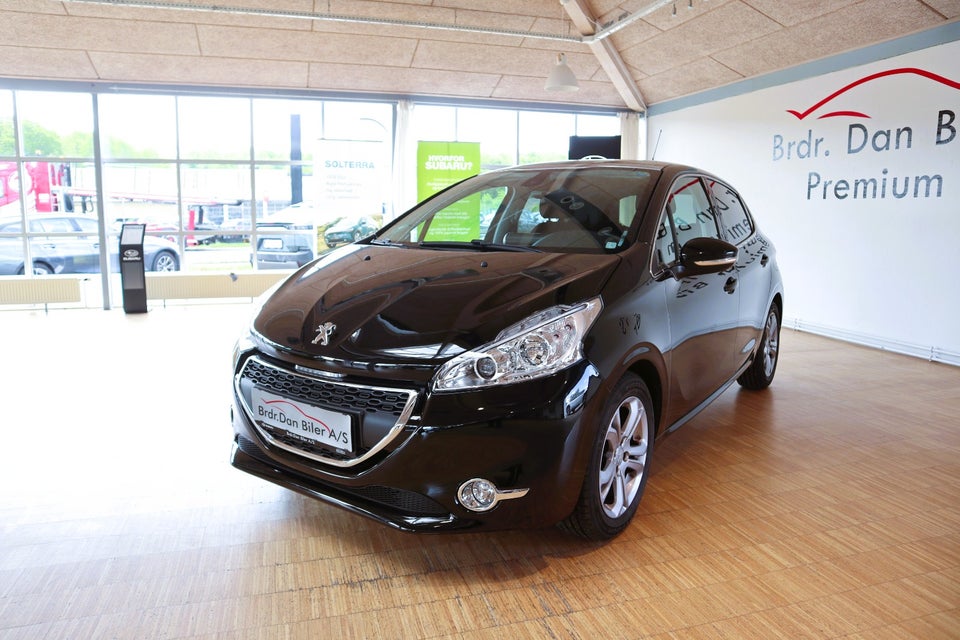 Peugeot 208 1,2 VTi Allure Sky 5d