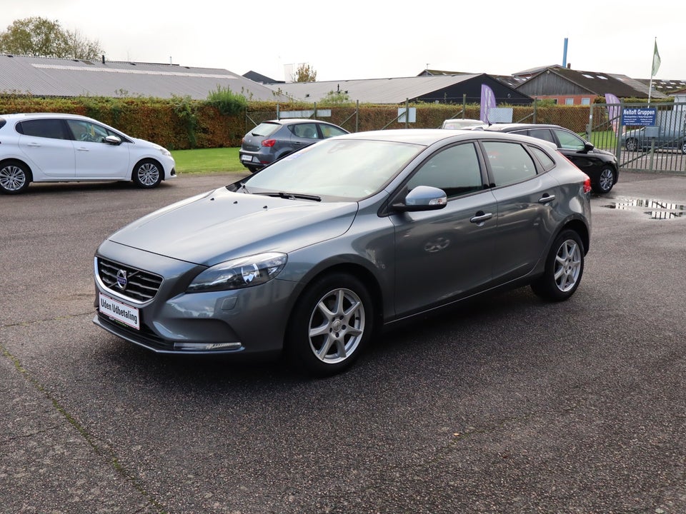 Volvo V40 2,0 D2 120 Momentum Eco 5d