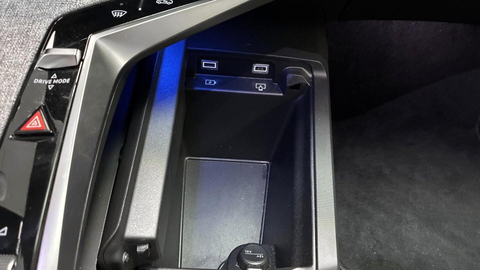 Peugeot e-3008 77 GT 5d