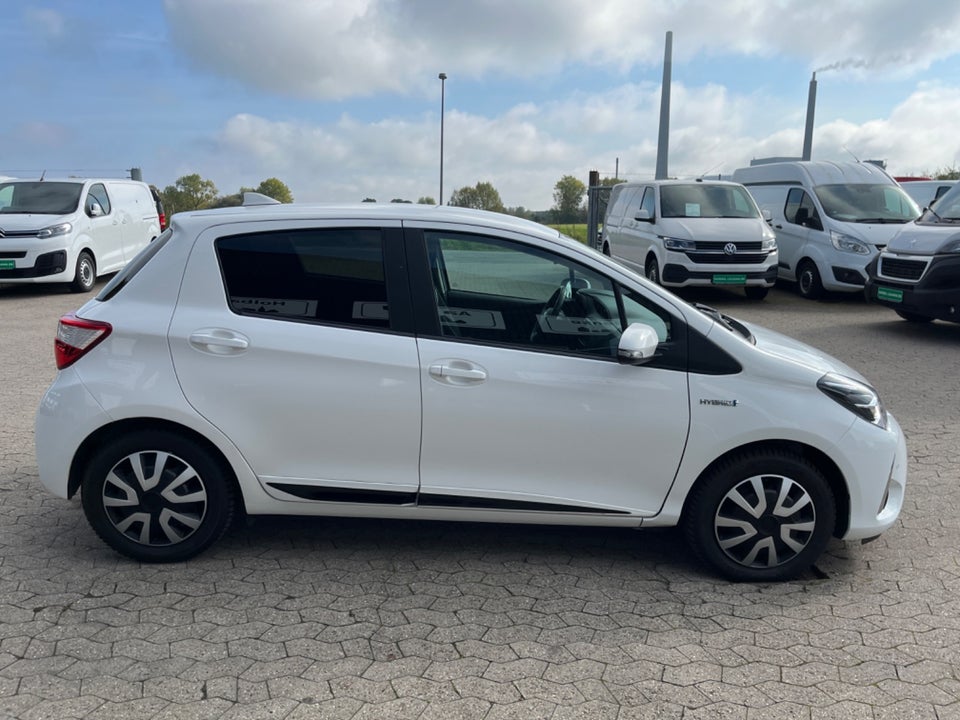 Toyota Yaris 1,5 Hybrid H1 e-CVT Van 5d