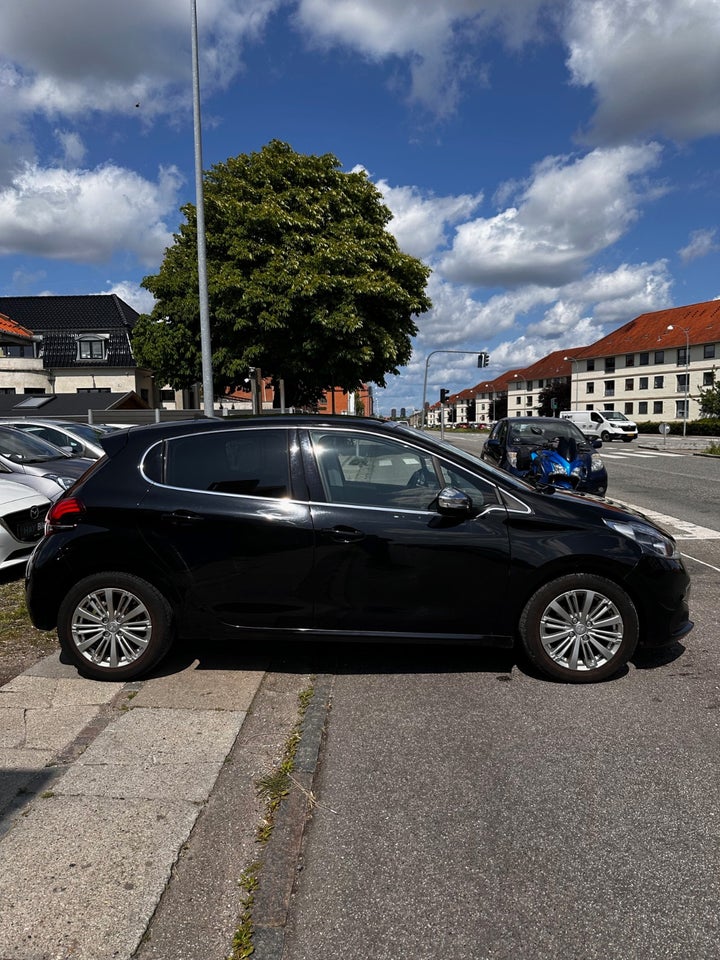Peugeot 208 1,6 BlueHDi 100 Allure Sky 5d