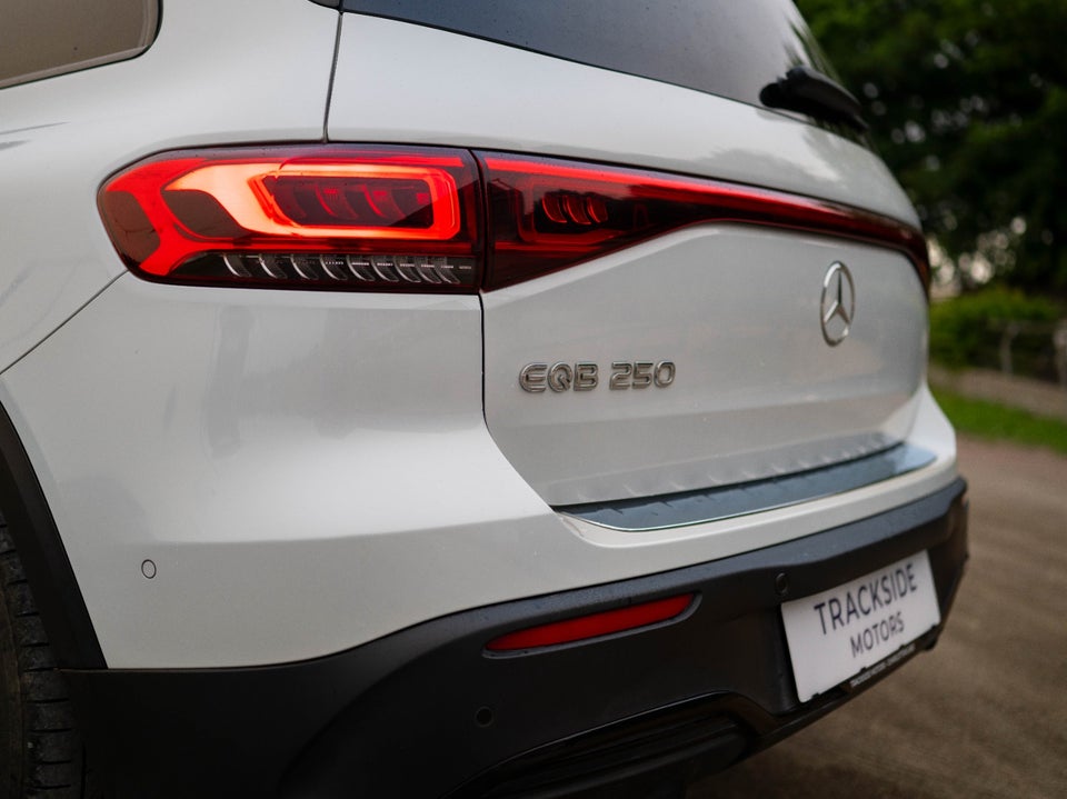 Mercedes EQB250 AMG Line 5d