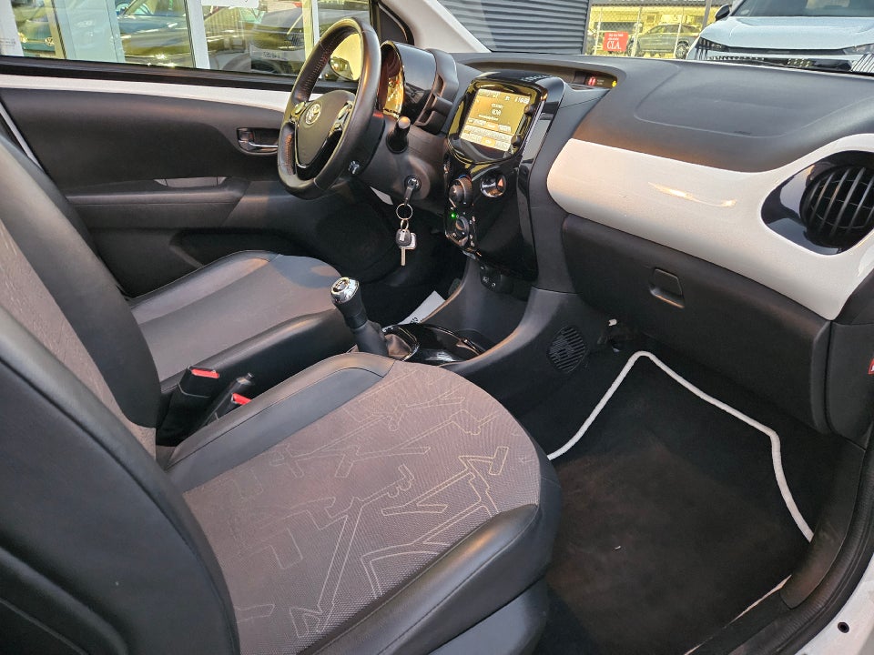 Toyota Aygo 1,0 VVT-i x-wave Sky 5d