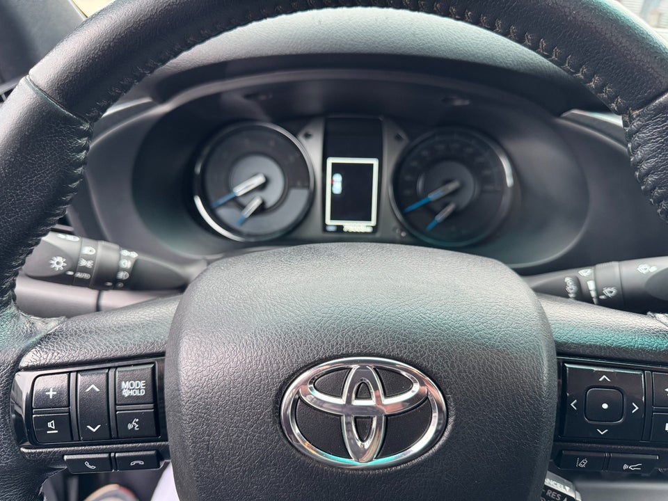 Toyota HiLux 2,8 D T4 Invincible Db.Kab aut. 4d