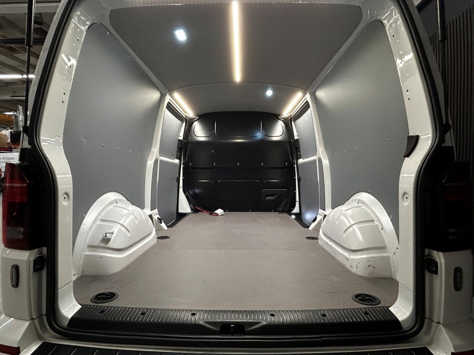 VW Transporter 2,0 TDi 150 Kassevogn lang