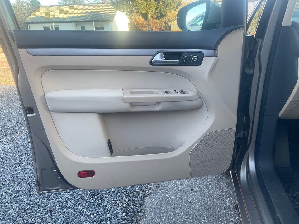 VW Touran 1,6 TDi 105 Comfortline BMT 7prs 5d