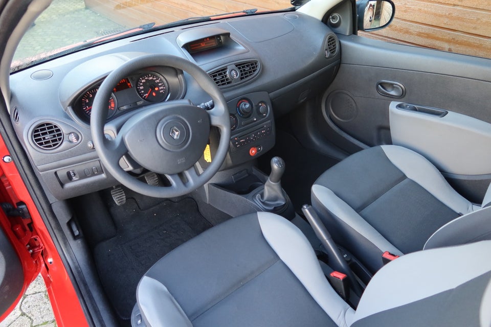 Renault Clio III 1,2 16V Authentique 3d