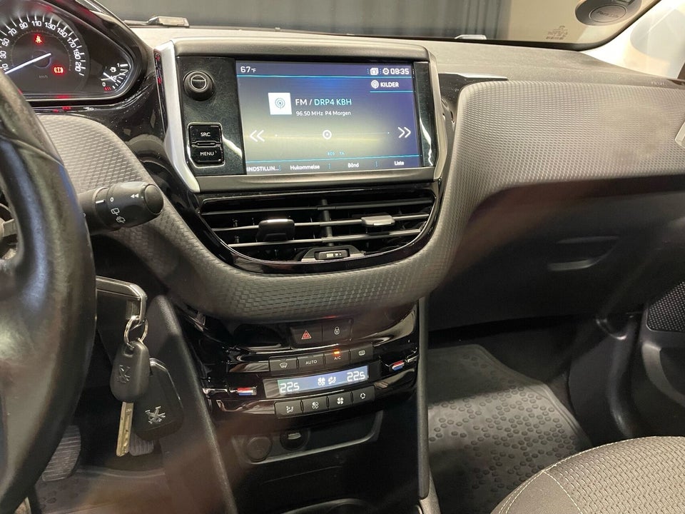 Peugeot 208 1,2 PureTech 82 Selection Sky 5d