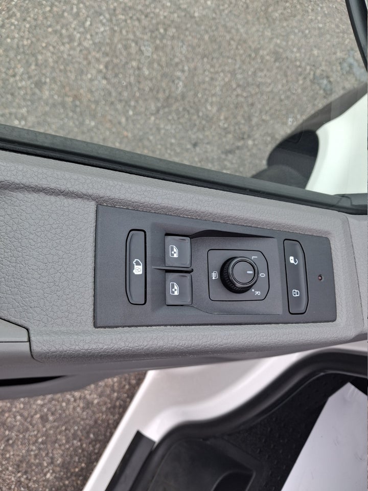 VW Transporter 2,0 TDi 110 Kassevogn lang