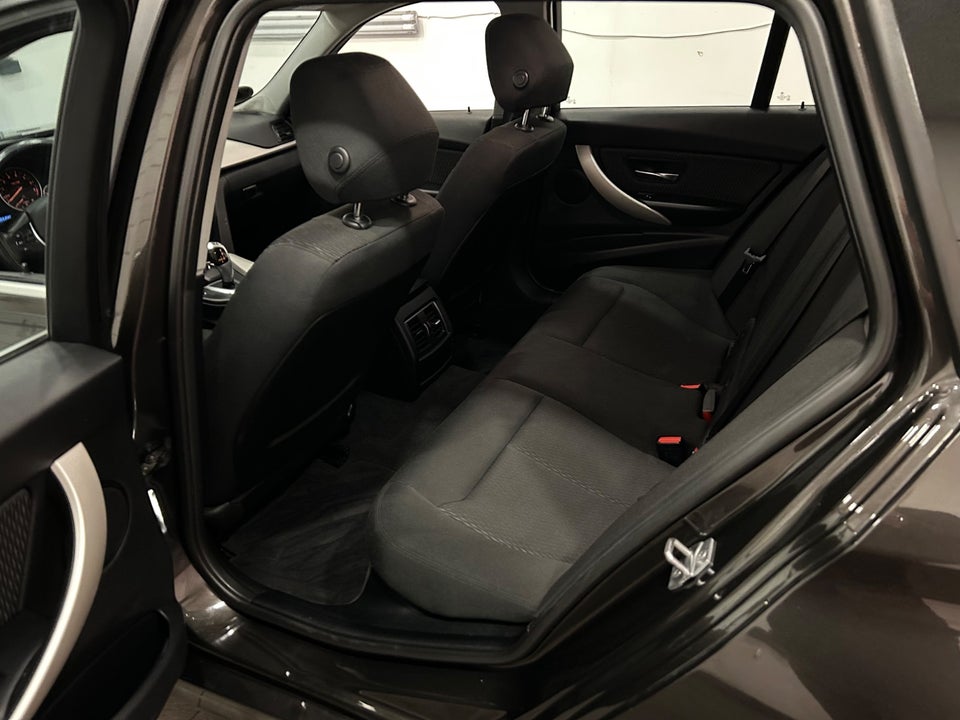 BMW 320i 2,0 Touring aut. 5d