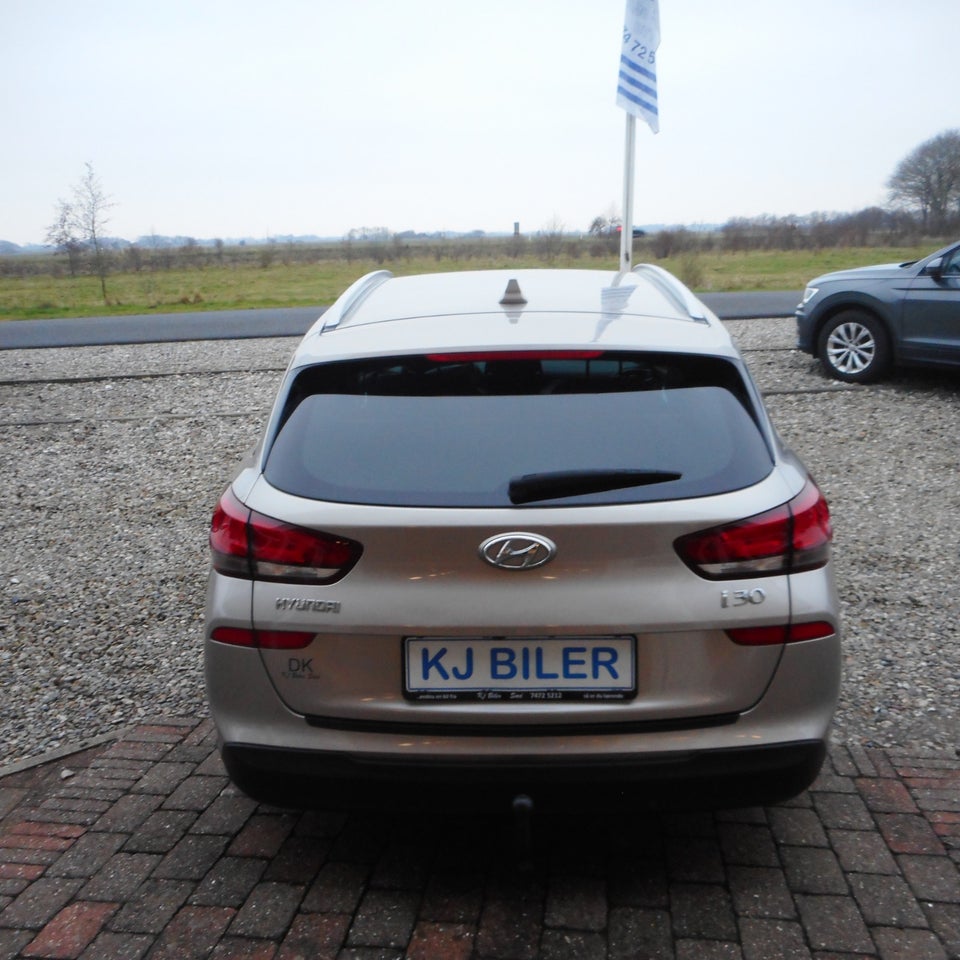 Hyundai i30 1,6 CRDi 110 Premium stc. 5d