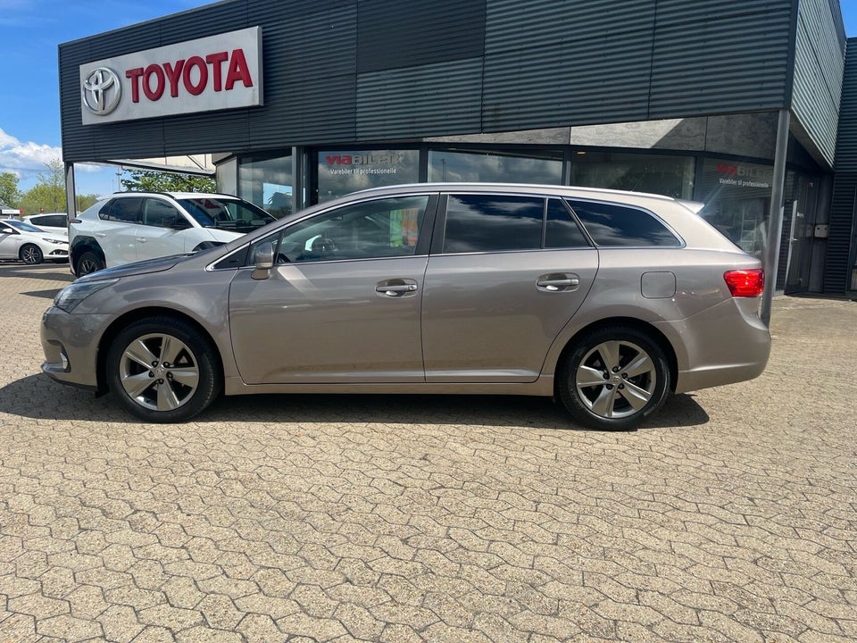 Toyota Avensis 1,8 VVT-i T2 Premium Touring Sports 5d