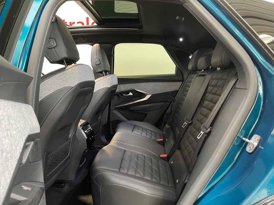 Peugeot e-3008 77 GT Pack 5d
