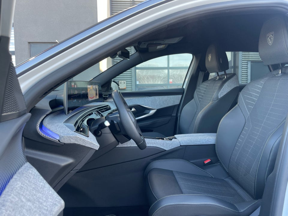 Peugeot e-3008 77 GT Pack 5d