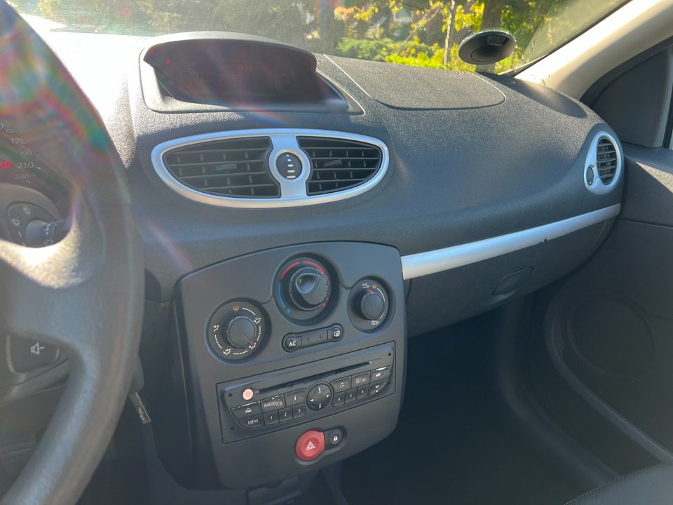 Renault Clio III 1,2 16V Expression Sport Tourer 5d