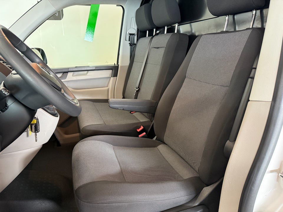 VW Transporter 2,0 TDi 102 Kassevogn kort