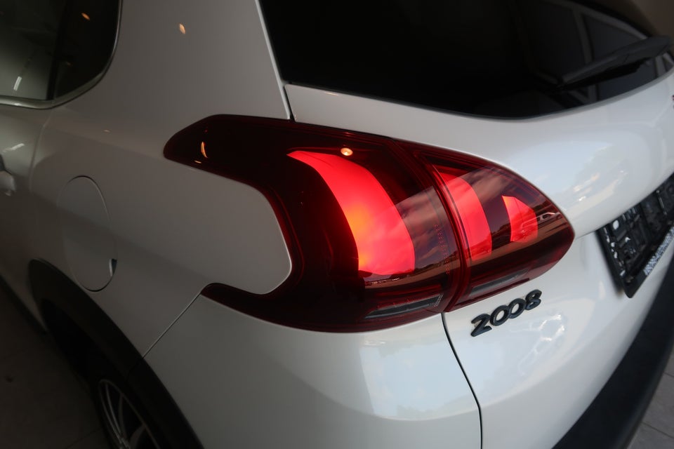 Peugeot 2008 1,6 BlueHDi 100 Selection Sky 5d