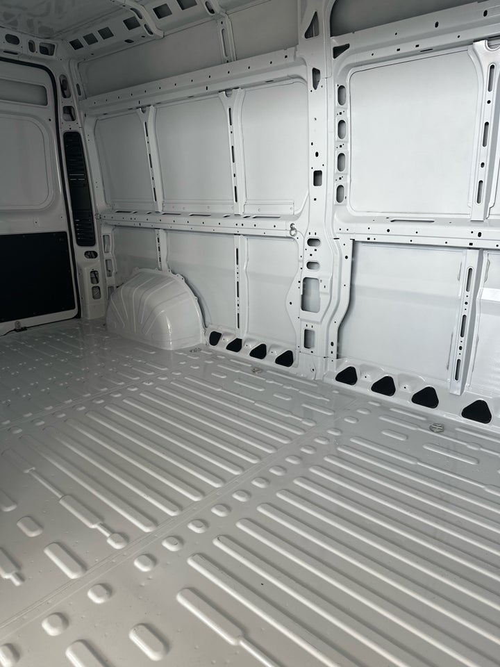 Peugeot Boxer 335 2,2 BlueHDi 140 L3H2 Premium