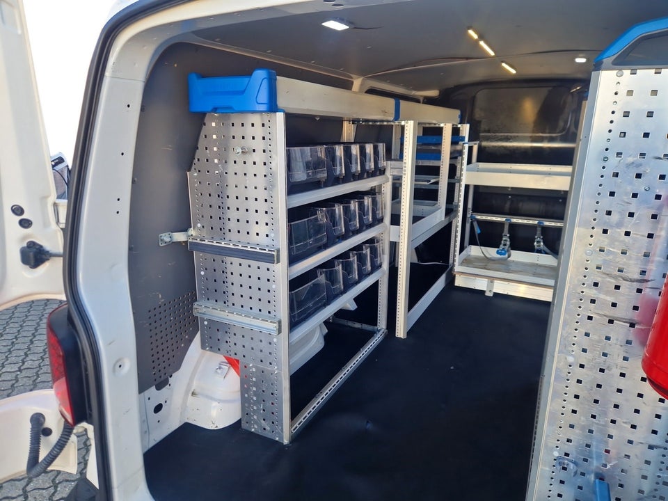VW Transporter 2,0 TDi 110 Kassevogn lang