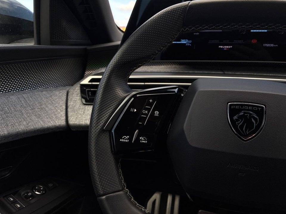 Peugeot e-3008 77 GT Pack 5d