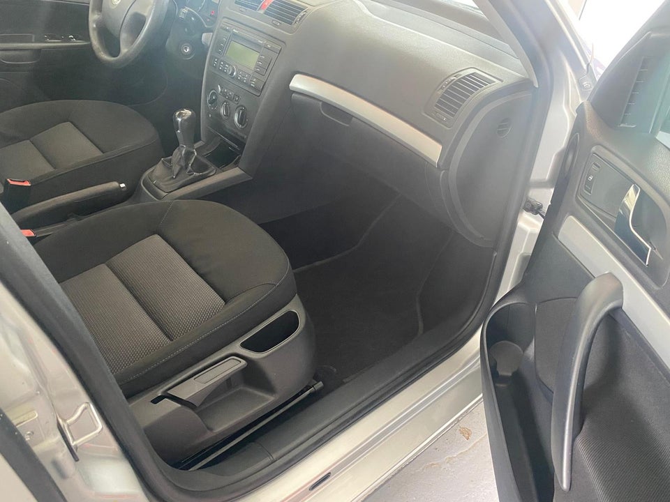 Skoda Octavia 1,6 FSi Ambiente 5d