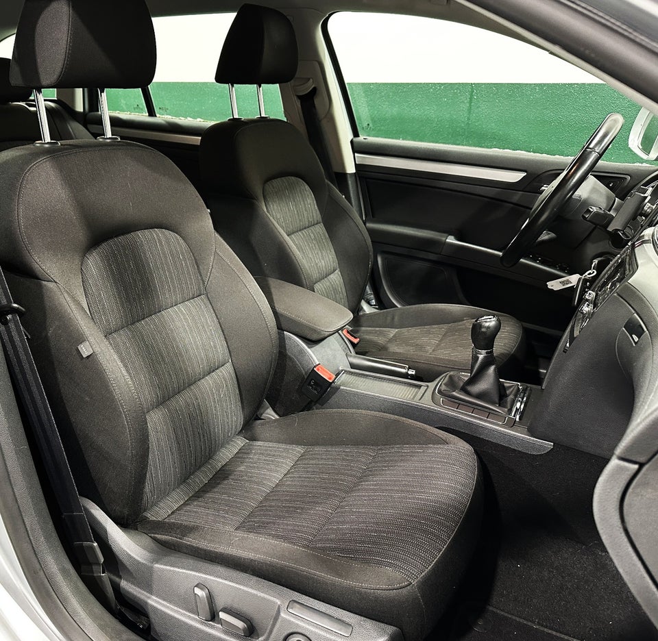 Skoda Superb 2,0 TDi 140 Elegance Combi 5d