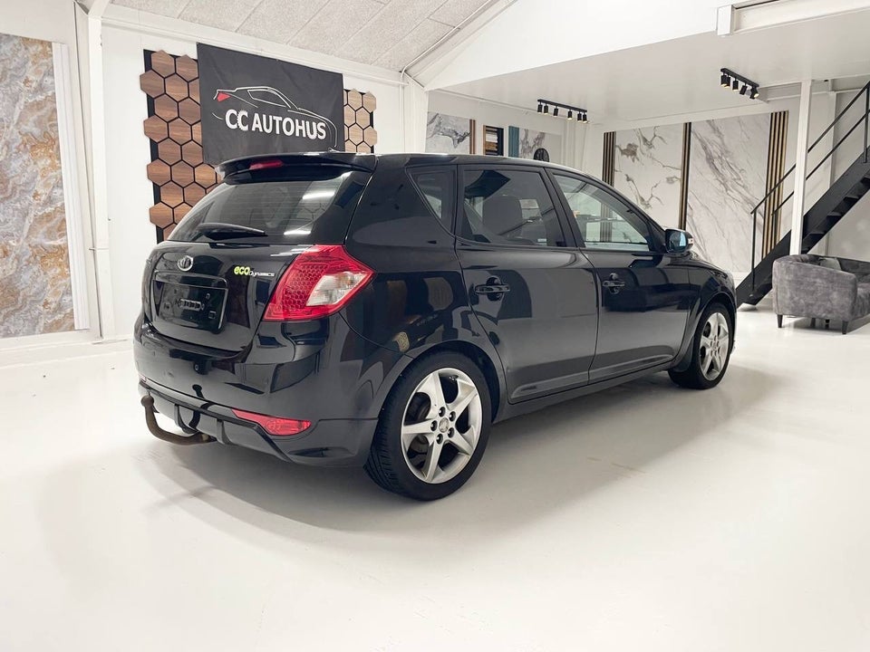 Kia Ceed 1,6 CRDi 128 Sport 5d