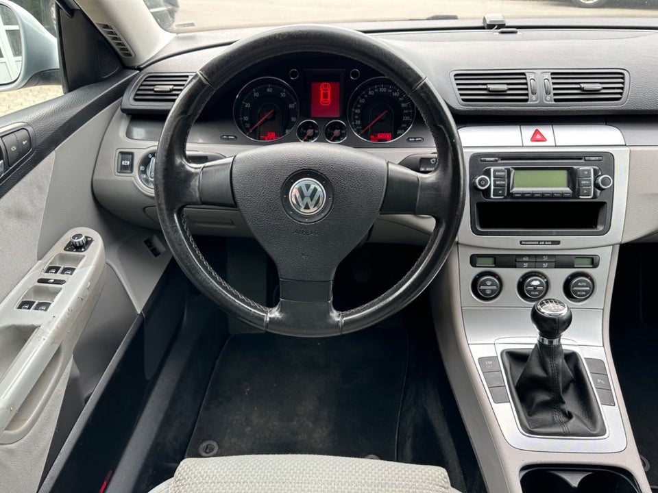 VW Passat 2,0 FSi Sportline 4d