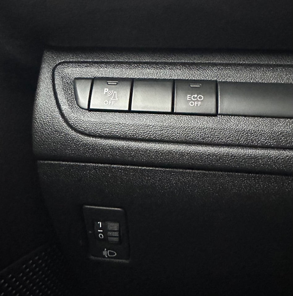 Peugeot 208 1,2 PureTech 110 Signature Sky 5d