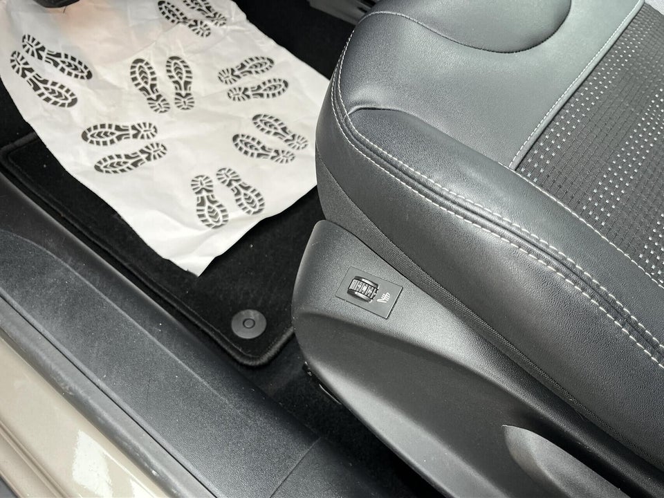 Peugeot 2008 1,6 BlueHDi 100 Allure Sky 5d