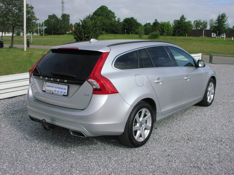 Volvo V60 2,4 D5 215 Momentum aut. 5d