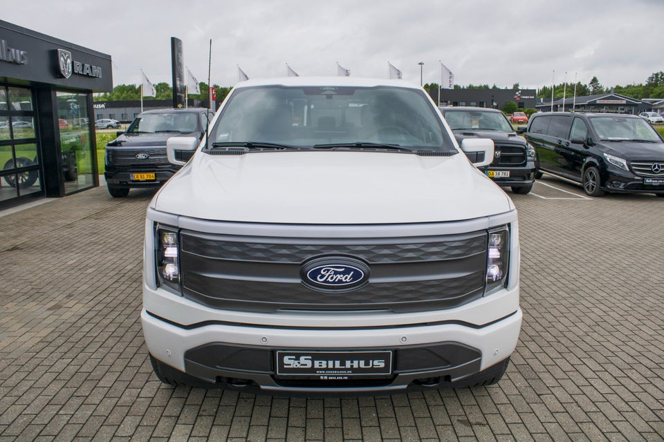 Ford F-150 131 Lightning Lariat Extended Range 4d